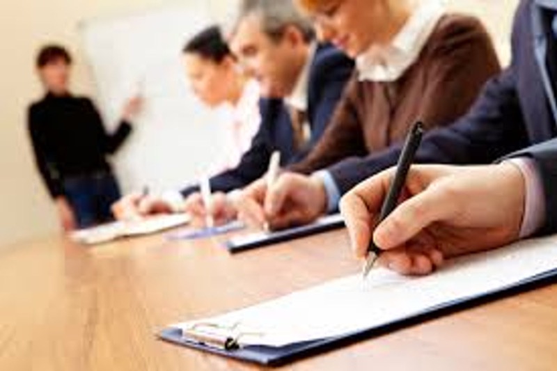 Participants travaillant sur ordinateur lors d’une formation professionnelle en présentiel